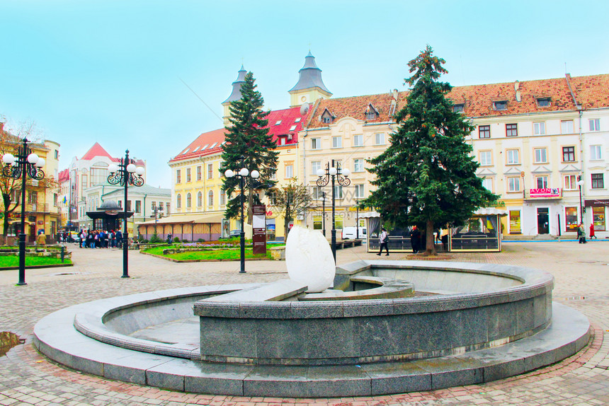 景点伊凡诺弗兰基夫斯克市中心喷泉附近的蛋雕塑中心在伊万诺弗兰基夫斯克市中心的一个喷泉附近靠城市图片
