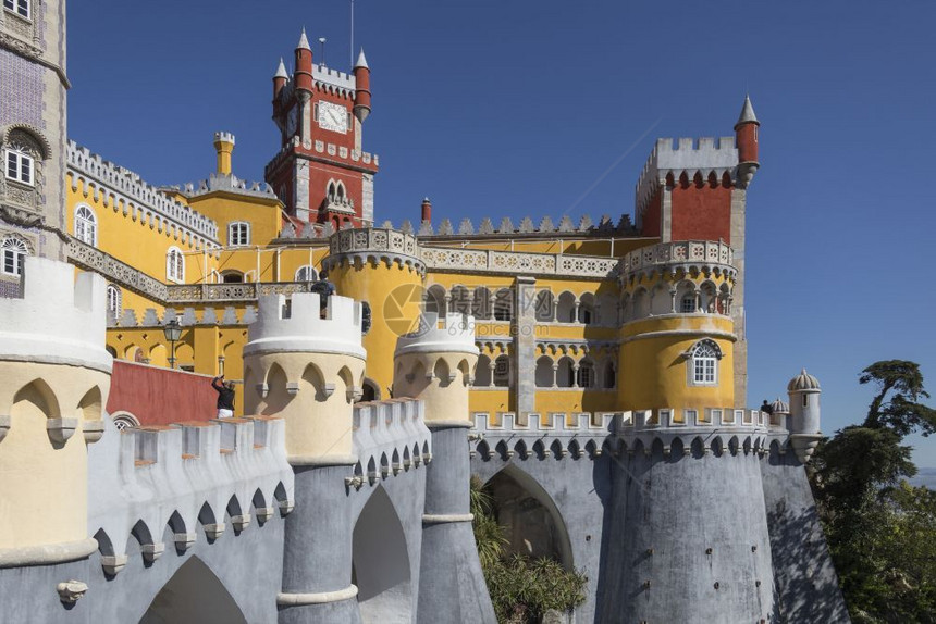 历史建筑学的葡萄牙里斯本附近辛特拉的Pena宫葡萄牙里斯本附近的SintraPena宫原建在诺萨森霍拉达佩纳修道院上通过葡萄牙费图片