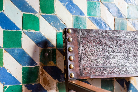 墙壁和后椅背上有阿祖莱霍瓷砖的古老内地皮革上有装饰品正方形背部建筑学图片