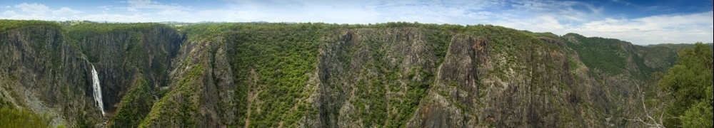 钱德勒森林全景WollomombiFalls澳大利亚最高的瀑布之一岩石背景