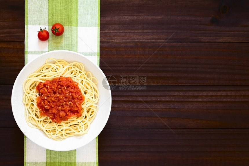食物最佳复制传统的意大利面粉加蛋红酱在碗里用自然光照着黑木头上图片