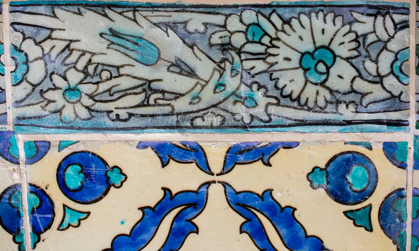 绘画夏天蓝色的土制泥板有花卉形态图片