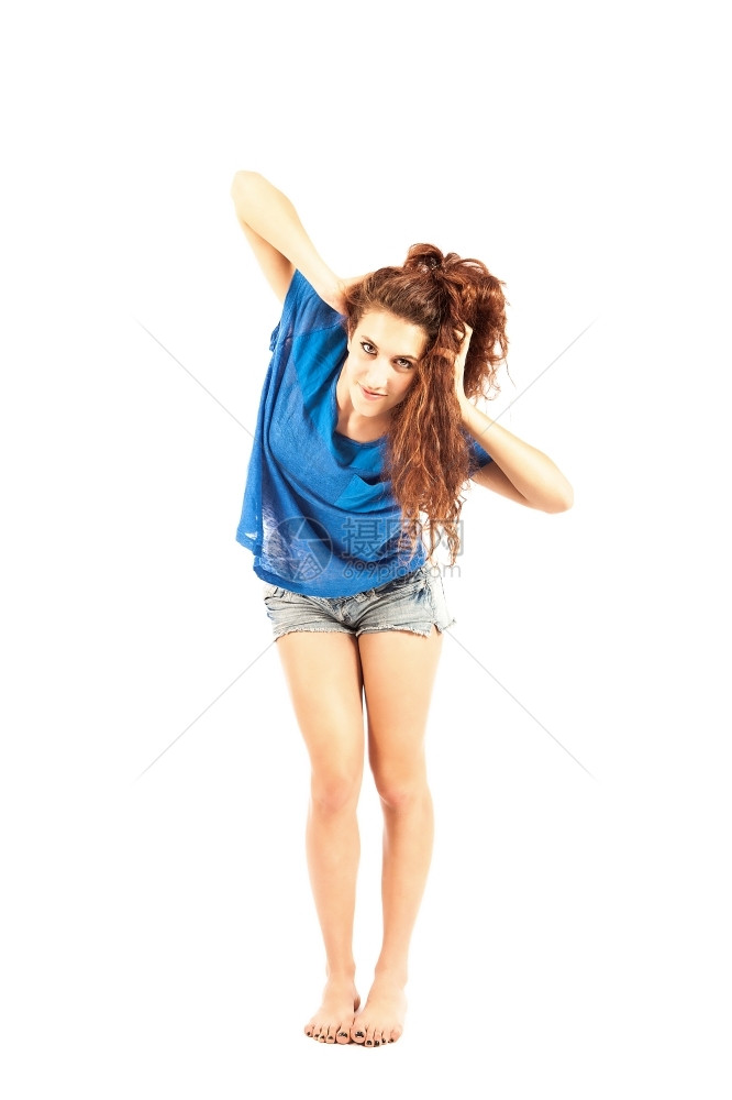 复制信息头发穿短牛仔裤和蓝衬衫的漂亮女孩在白背景上跳舞图片