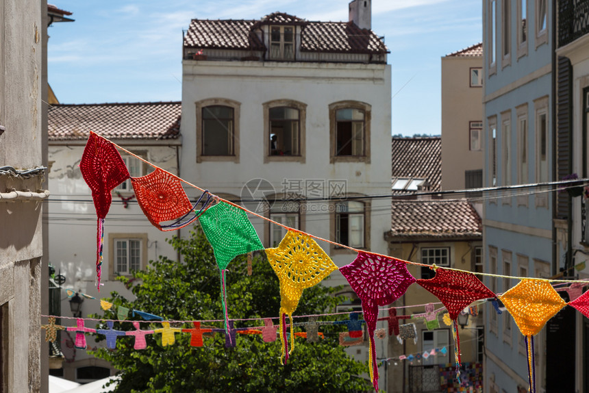 目的葡萄牙科英布拉公共街多姿彩的悬吊道传统织物图片