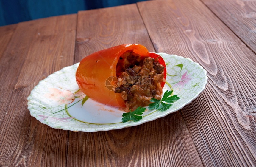 巴尔干配有肝猪肉大米和蔬菜的辣椒粉东波斯尼亚语图片