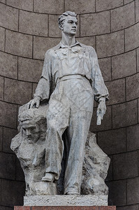 苏联白俄罗斯明克博物馆前边苏维埃人雕刻的塑案斯大林主义者历史图片