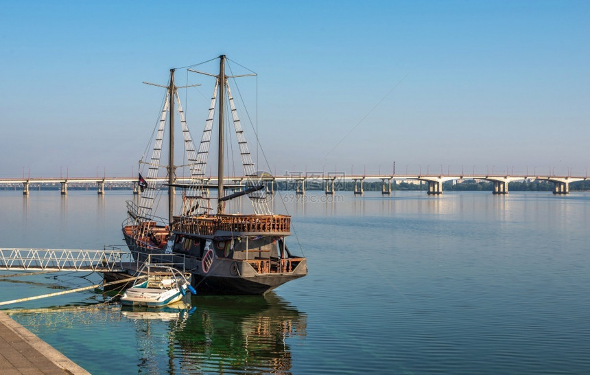 第聂伯河20年7月18日公园乌克兰第聂伯罗07182阳光明媚的夏日早晨第聂伯罗堤岸上的游船乌克兰第聂伯罗堤岸上的游船图片