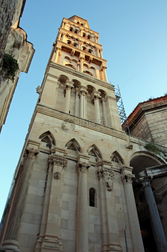 分裂圣多姆尼乌斯大教堂钟楼视图位于克罗地亚斯普利特历史中心迪奥克莱蒂安宫中央遗产图片