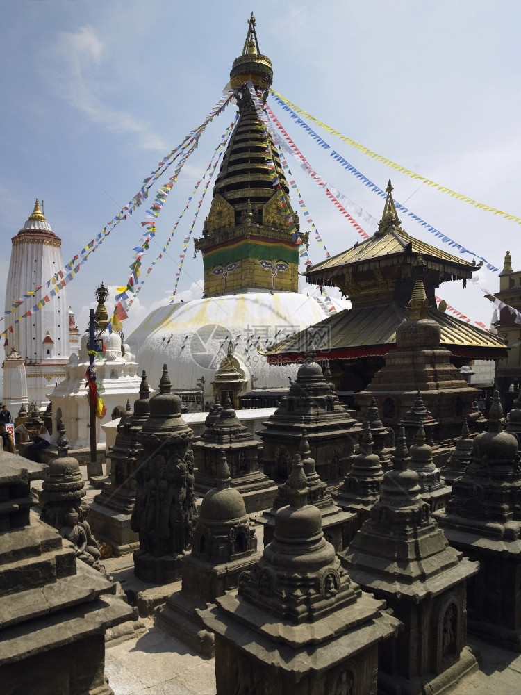 复杂的祷告受人尊敬在尼泊尔加德满都的SwayambhunathStupapa佛祖全见地注视着印度教徒尊崇佛建筑群图片