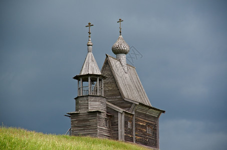 俄罗斯Arkhangelsk地区圣尼古拉斯克诺泽耶木制的夏天村庄图片
