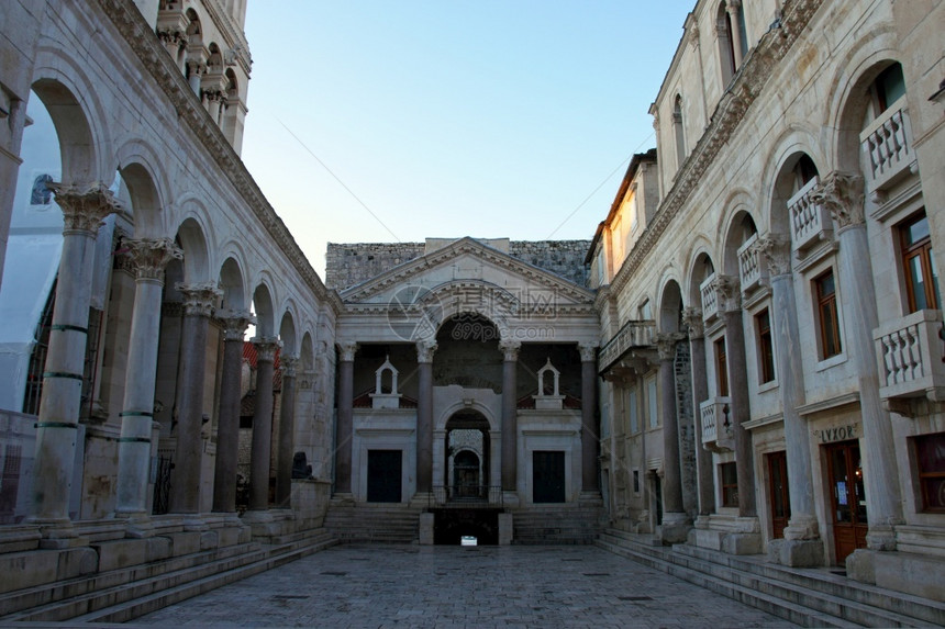 佩里斯蒂尔圣多姆尼乌斯大教堂前广场的名称安放在克罗地亚斯普利特历史中心的迪奥克莱提安宫多米纽斯亚得里海姓名图片
