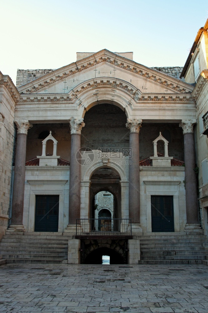 镇遗产支柱佩里斯蒂尔圣多姆尼乌斯大教堂前广场的名称安放在克罗地亚斯普利特历史中心的迪奥克莱提安宫图片