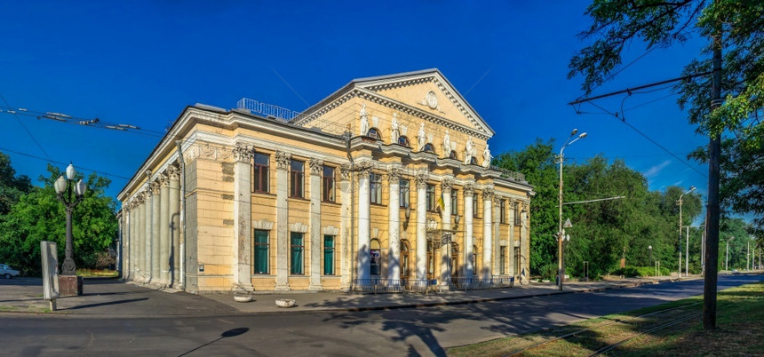 第聂伯河乌克兰罗07182俄罗斯戏剧高尔基院在一个阳光明媚的夏日早晨在乌克兰第聂伯罗俄斯戏剧高尔基院目的地爱乐团图片