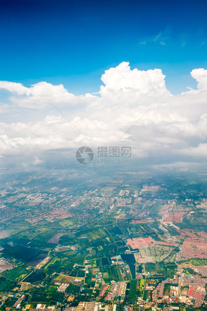 场地农业天空泰国曼谷市的中景色与云层环观图片