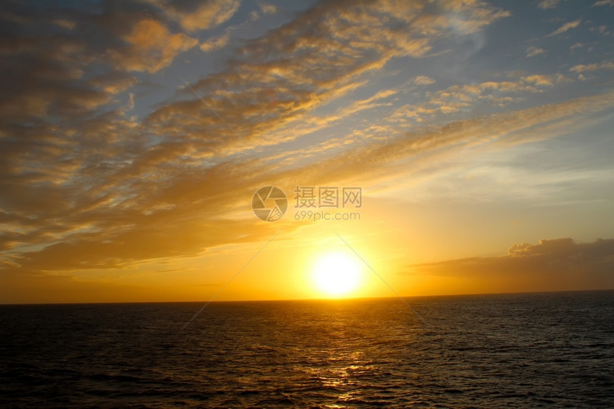 海岸阳光滩日落在中图片