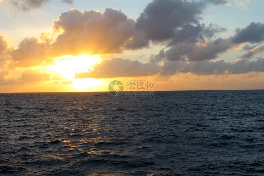 景观日落在海中太阳波浪图片