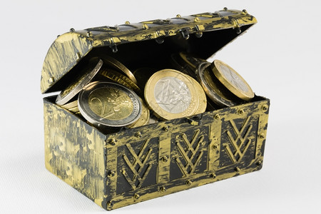 钱金融海盗装满银硬币欧元的藏宝箱图片