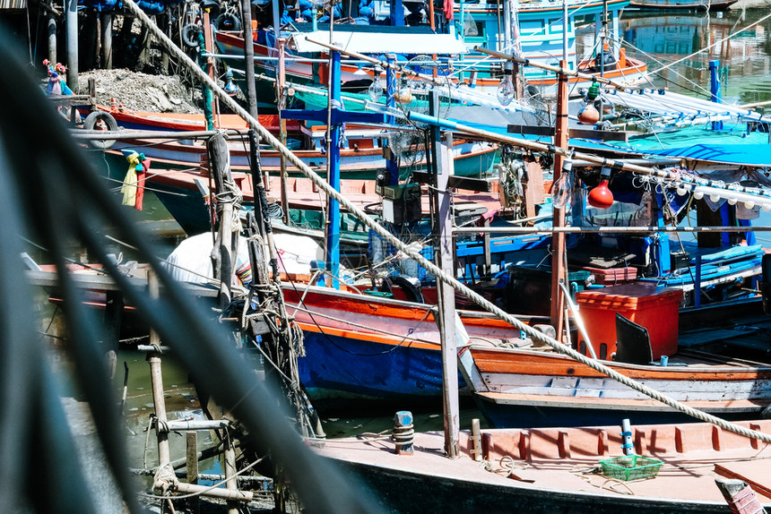 村庄华景观泰国HuaHinPrachuapKhiriKhan省港口的多彩渔船图片