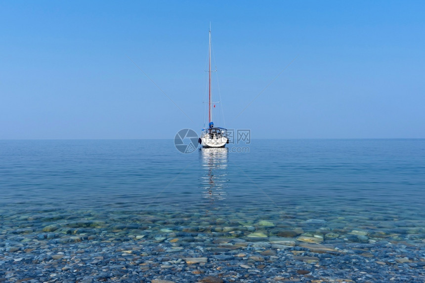 运动泻湖帆船蓝海上豪华游艇图片
