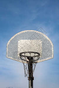 本底蓝天空的金属篮球板和环状圈运动目的网背景图片
