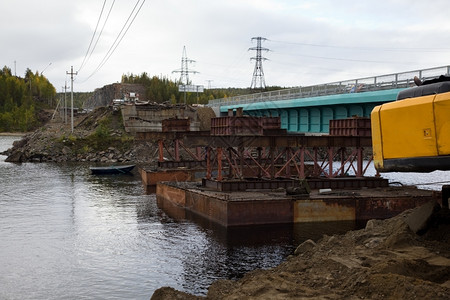 运输穿越利用俄罗斯科拉半岛的船艇建造桥金属图片