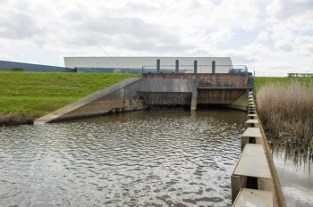 圩田行业从低角位置取自泵站水流的供点坝图片