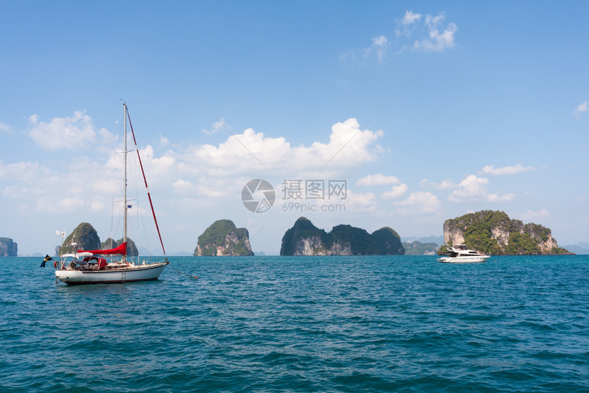 旅行陡坡泰国普吉PhangNgaBay岛石灰的游艇和动力船太阳图片