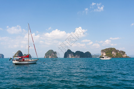旅行陡坡泰国普吉PhangNgaBay岛石灰的游艇和动力船太阳图片