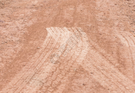 泥土路上的旧拖拉机轮轨迹焦点模糊散追踪干燥图片