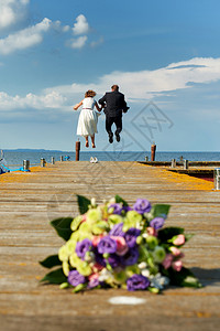女士婚嫁夫妻跳跃浪漫的幸福图片