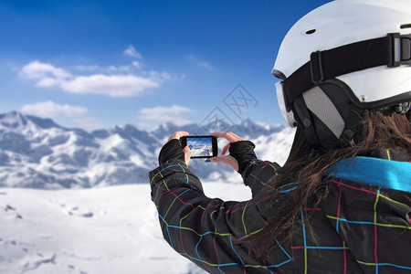 用手机拍雪山的女孩图片