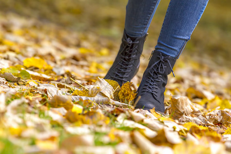 秋季走在落叶上的女性图片