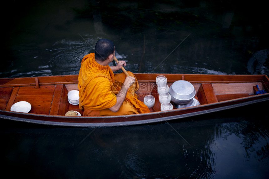 在运河中为接受朝圣者提供的食物而帆上木船以便接受朝圣者提供的食物冥想桨早晨图片