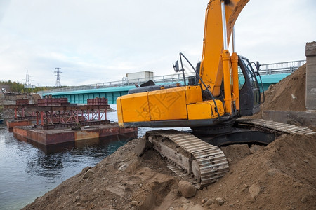 重的挖掘机建造了一座俄罗斯北塔加桥新的自然图片