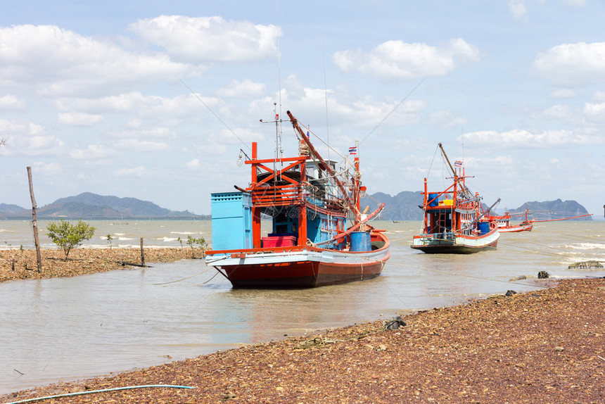 支撑泰国克拉比KohLanta的泰籍渔船夏天钓鱼图片
