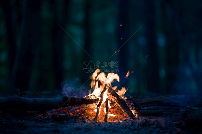 夜晚间营火幕暗黑前锋晚上营火间点热的明亮图片