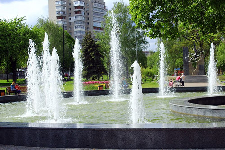 喷射镇夏季热天城市公园喷泉池管道背景