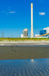 海滩的工业风景烟囱蒸汽图片