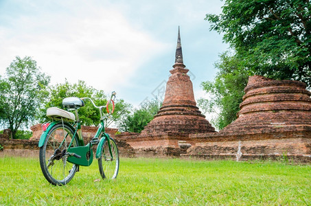 游客热带雕像绿色自行车有古老庙宇以自行车为重点图片