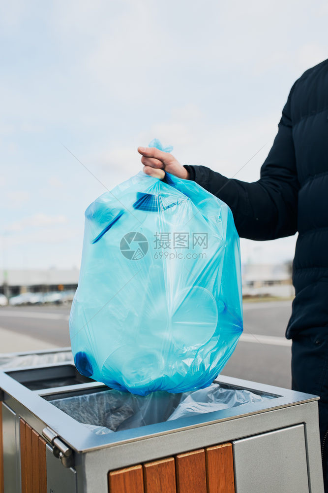 包浪费透明将一袋塑料废物扔到垃圾的塑料废物中进行回收利用塑料污染的概念和塑料废物的循环利用境问题损害真实的人情况环境破坏真实情况图片