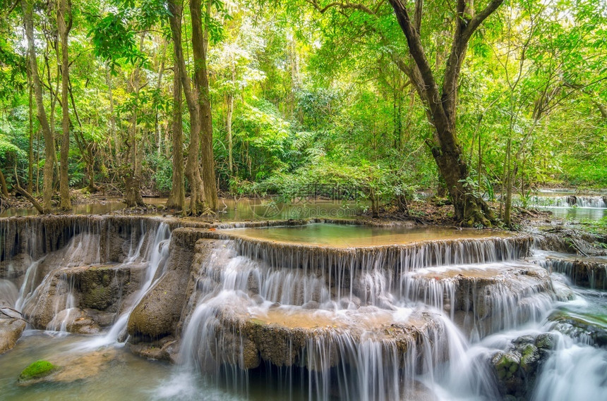 泰国Kanchanaburi的Srinakarin大坝瓦伊梅卡明瀑布水旅行池塘图片
