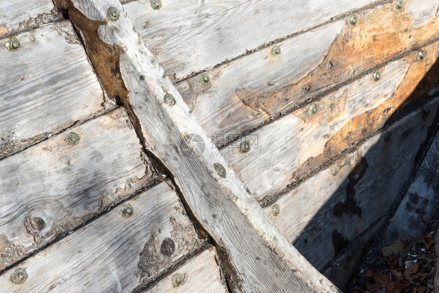 龙骨弓木林行内近密船装有铁结的木头和生锈打结图片