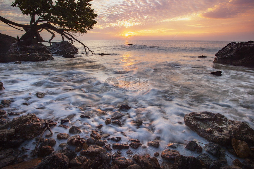 美丽的太阳升起天空和海景在泰国东赖贡省景观黎明沿海图片