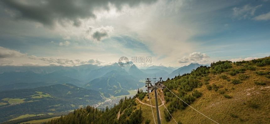 云景树GarmischPartenkirchen附近多云天气中的山区全景旅行图片