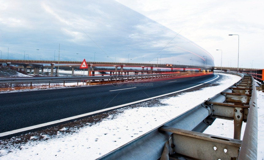 栅栏安全在冰雪和冷的高速公路交叉口通过卡车长期接触只有卡车的模糊可见图片