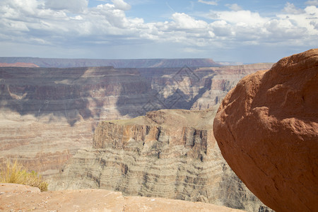 大峡谷山脊上的红沙石美国结干旱图片