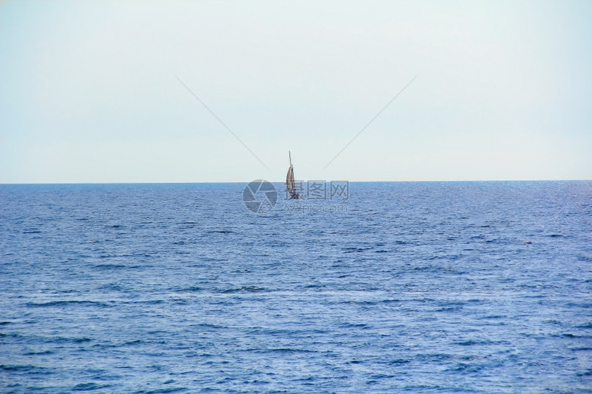 在阳光下用平静的水和帆船吹风旅行冷静的景图片