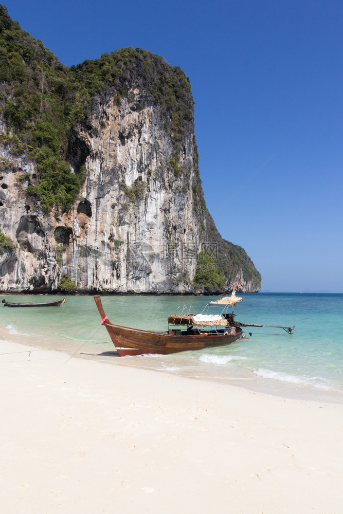 传统的长尾鱼渔船在泰国Traang小老梁岸上海边尾巴异国情调图片
