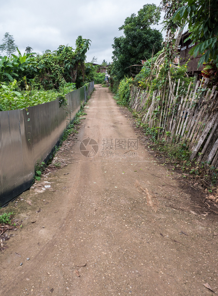 木栅栏和锌围之间通往泰国农村庄的小型混凝土路口建筑学传统的水泥图片