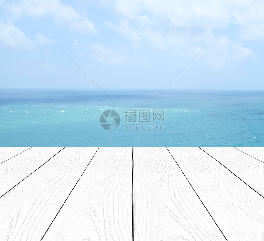 自然清空视角白木桌模糊的海面和蓝天空背景模板产品显示时的颜色地面白图片